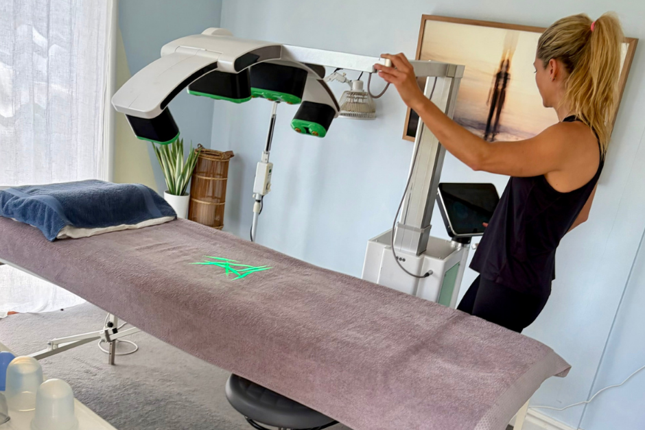 Ida Lonning på QiMe Saltis förbereder inför laserbehandling.