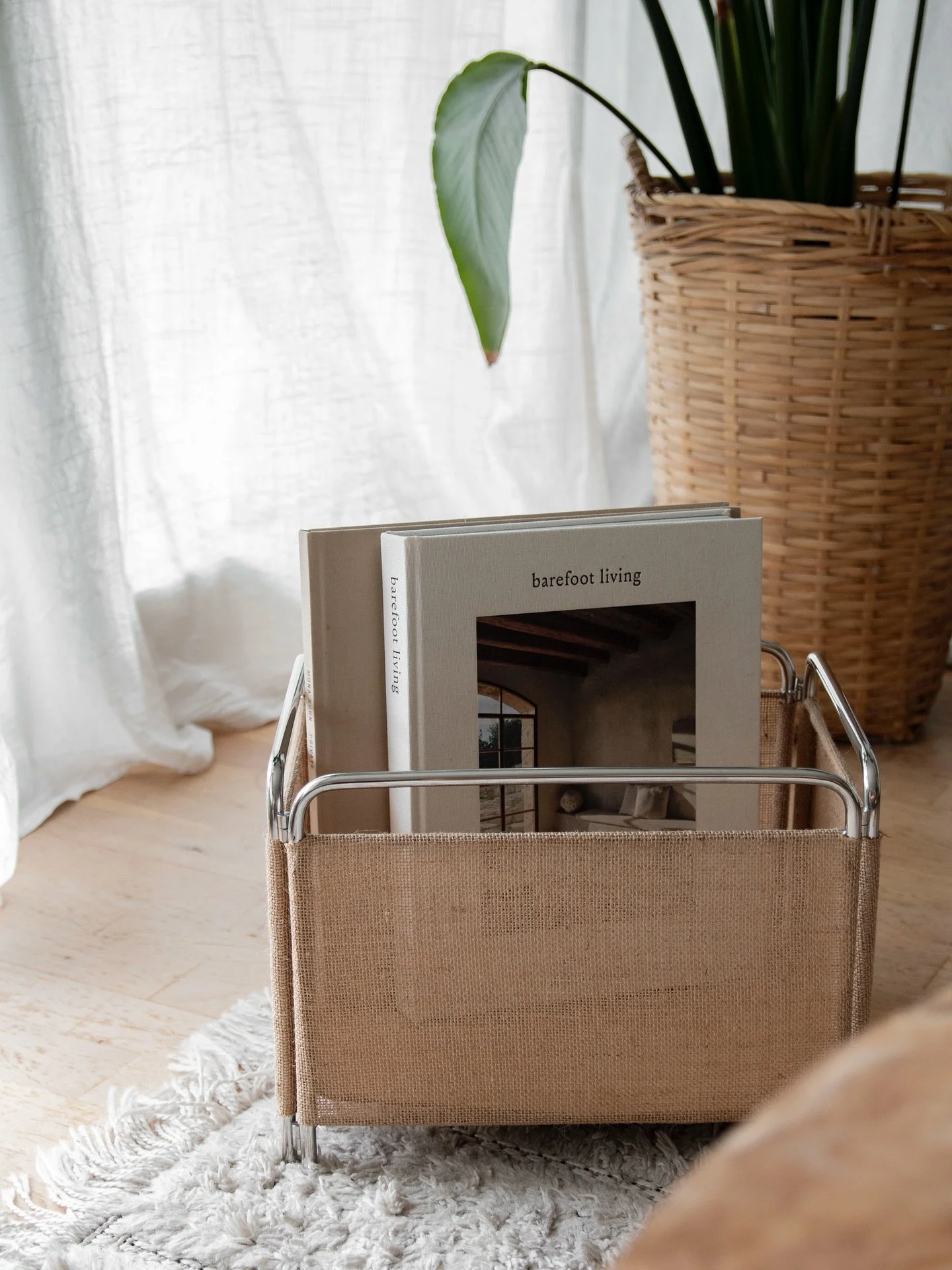 Krom i interi&oslash;r er veldig 80-tallet for meg, og p&aring; bilde to ser du meg sove p&aring; en sofa som jeg tenker p&aring; alt for ofte. Putene er noe for seg selv, men den sofaen dr&oslash;mmer jeg om! P&aring; Bordfolk tok jeg inn noe krom m