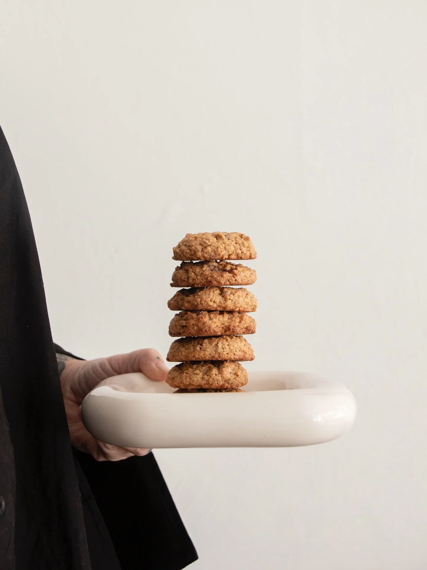 Disse cookiene har blitt en fast tradisjon hjemme hos oss. Vi kaller de Utleira cookies. Jeg har bakt dem s&aring; mange ganger at jeg har mistet tellingen. Hver gang s&oslash;nnen v&aring;r spiller kamp for Utleira Basket, f&aring;r spillerene de, s