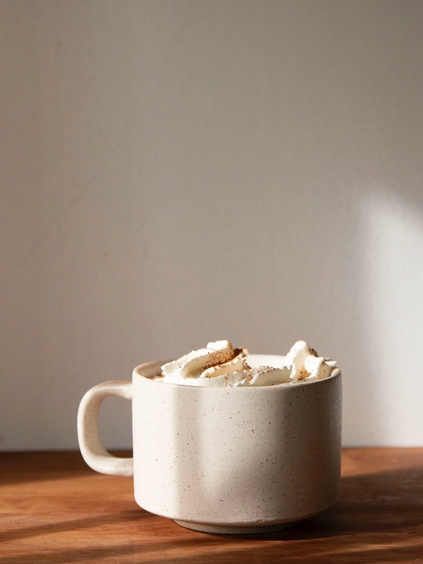 S&aring;nn starter jeg oktober, og det kommer jeg til &aring; fortsette med ☕️ En god kopp kakao med krem og kanel, mens bladene utenfor skifter farge og faller av. Lista med h&oslash;stfilmer er klar🍂🤎

#yesgranit
