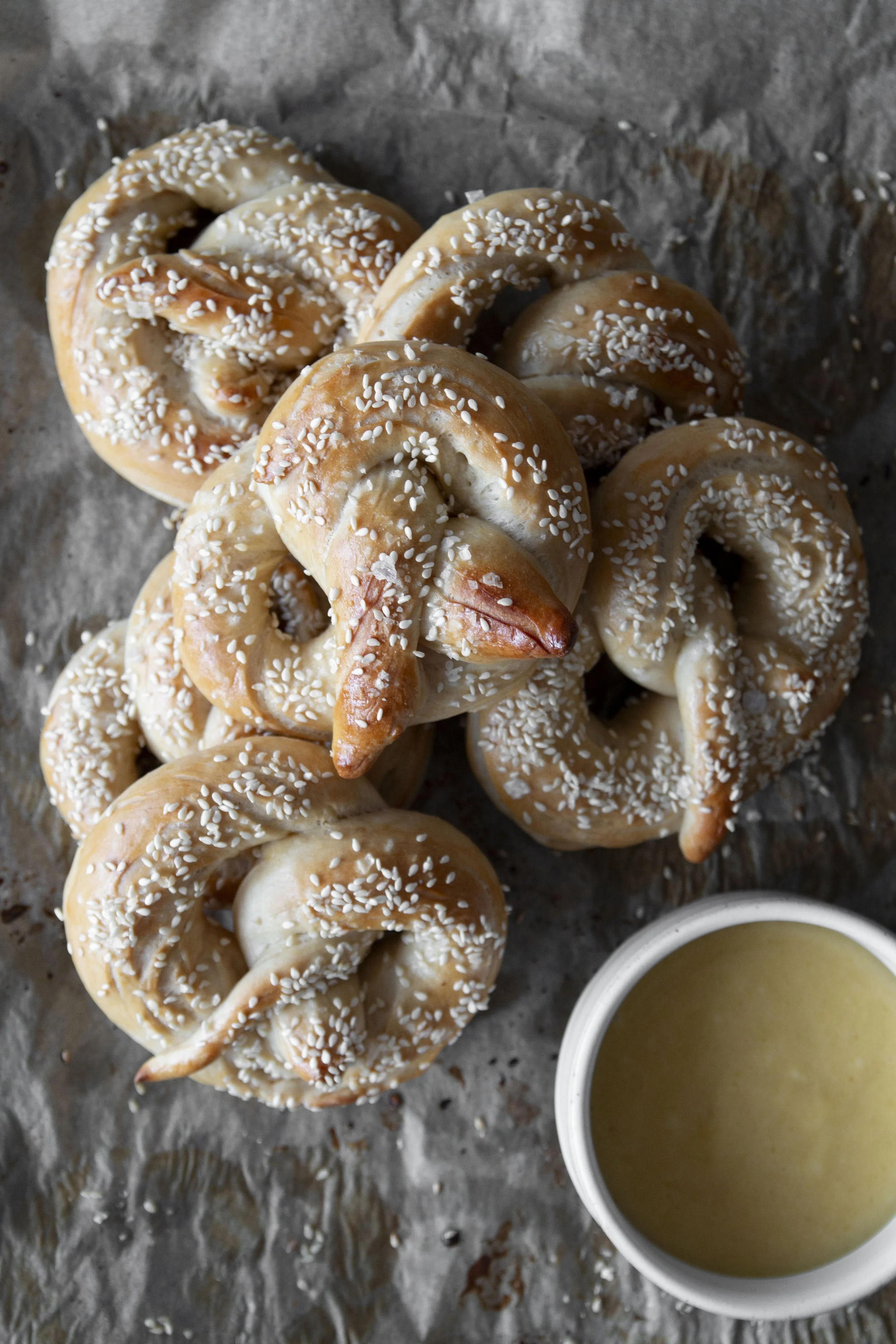 MYKE SALTKRINGLER MED HONNING OG SENNEPSDIP