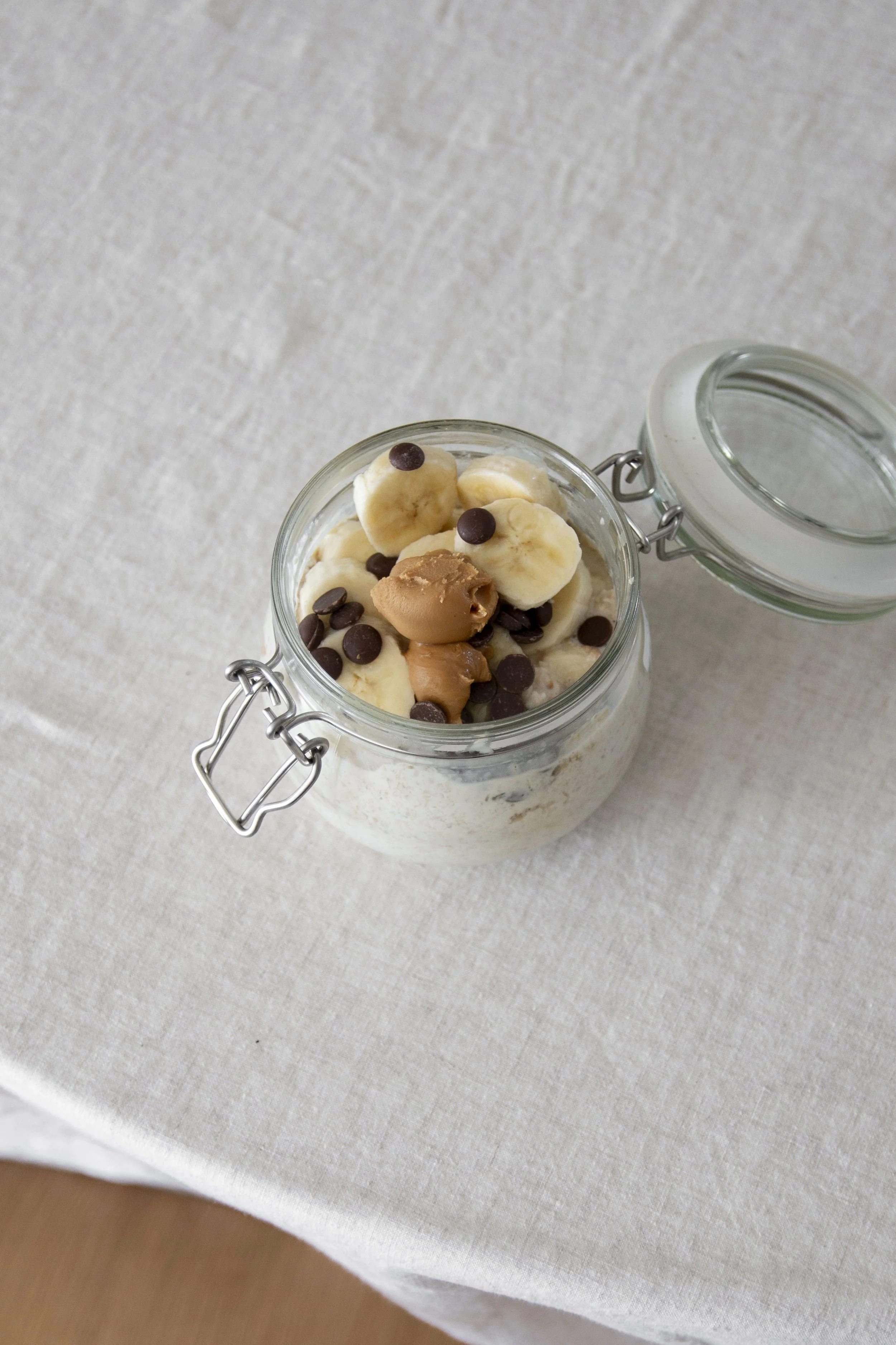 KJØLESKAPSGRØT MED BANAN OG PEANØTTSMØR