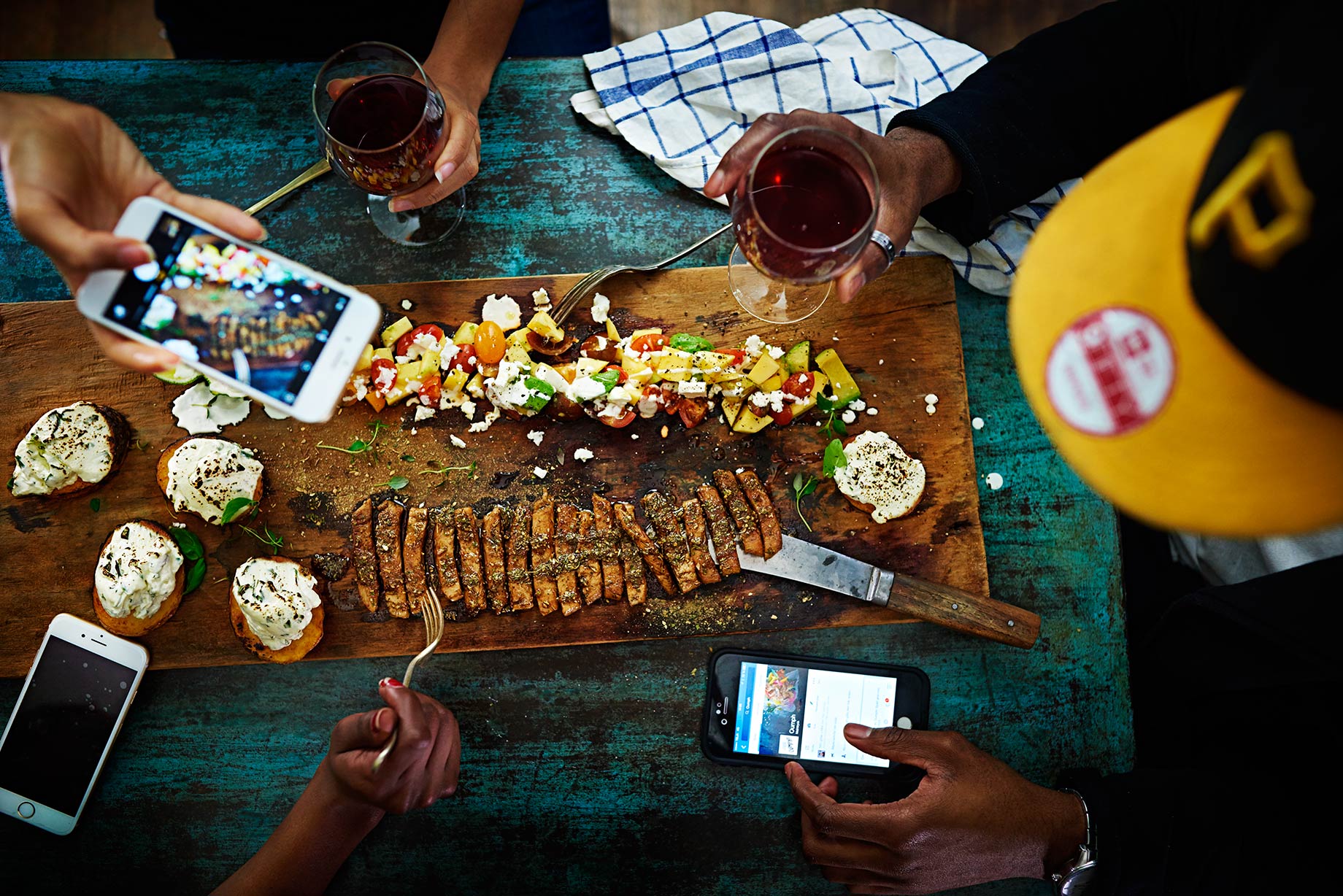 Oumph-salat-cutting-board-hands.jpg