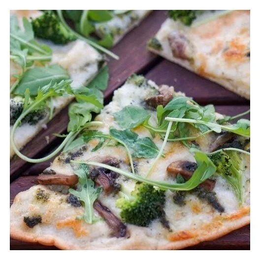 THE WOODLANDER FLATBREAD ~ white truffle sauce, smoked mushrooms, arugula, broccoli, mozzarella, and basil pesto ~ YUM ~ have you tried it yet? 😋 #BobsBarAndEats #TurksAndCaicos