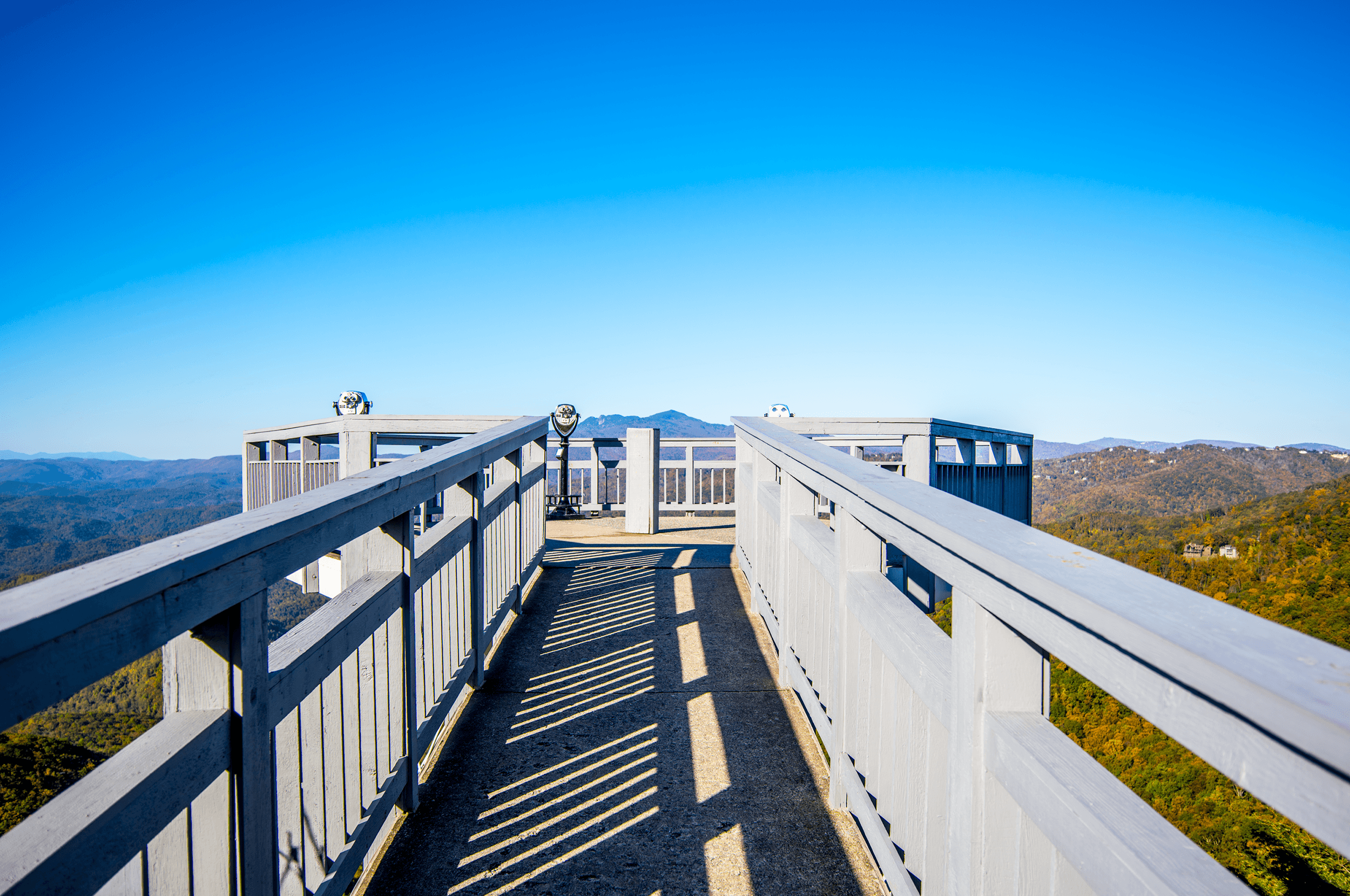 It rewards the daring with incredible long range views of the Blue Ridge Mountains .