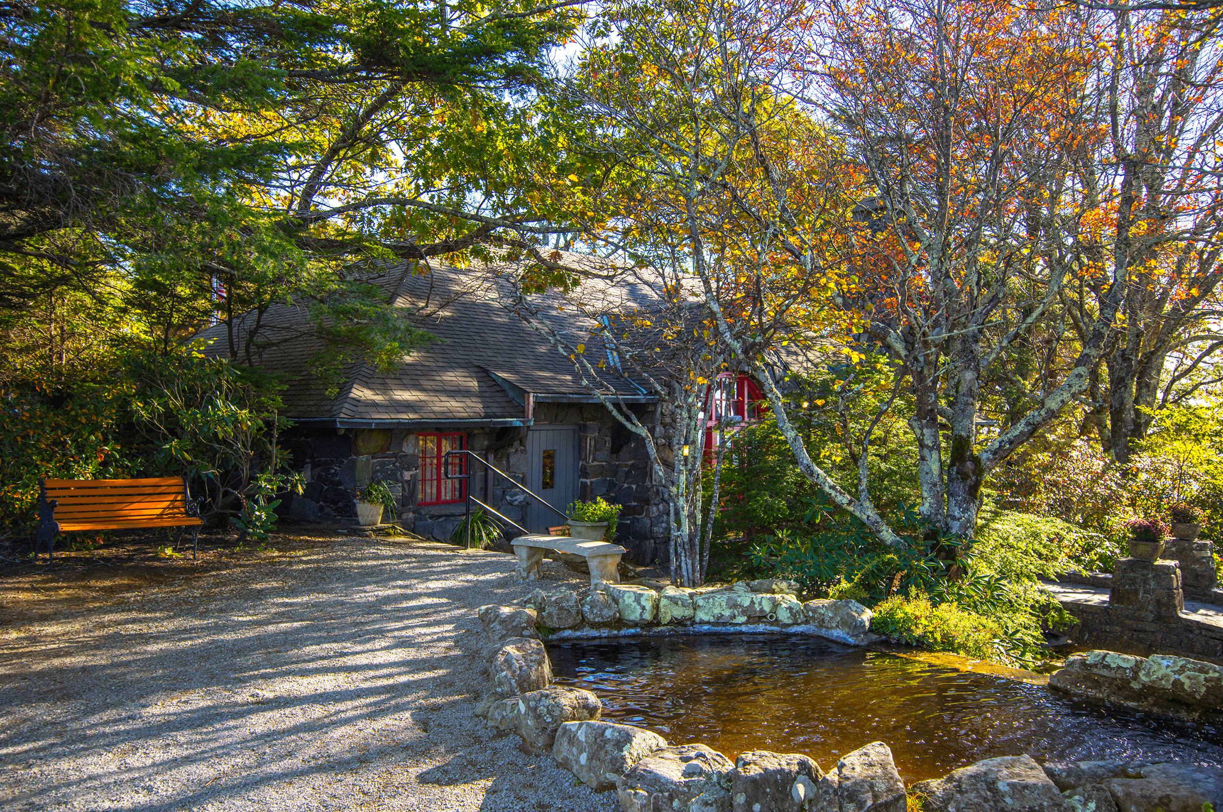 The 2,000 square-foot (186m²) Main Building tastefully features souvenirs and gifts. The Gorge View Annex building has a snack bar and also offers local crafts. Historic photos of the area are on display in the Photo Gallery .