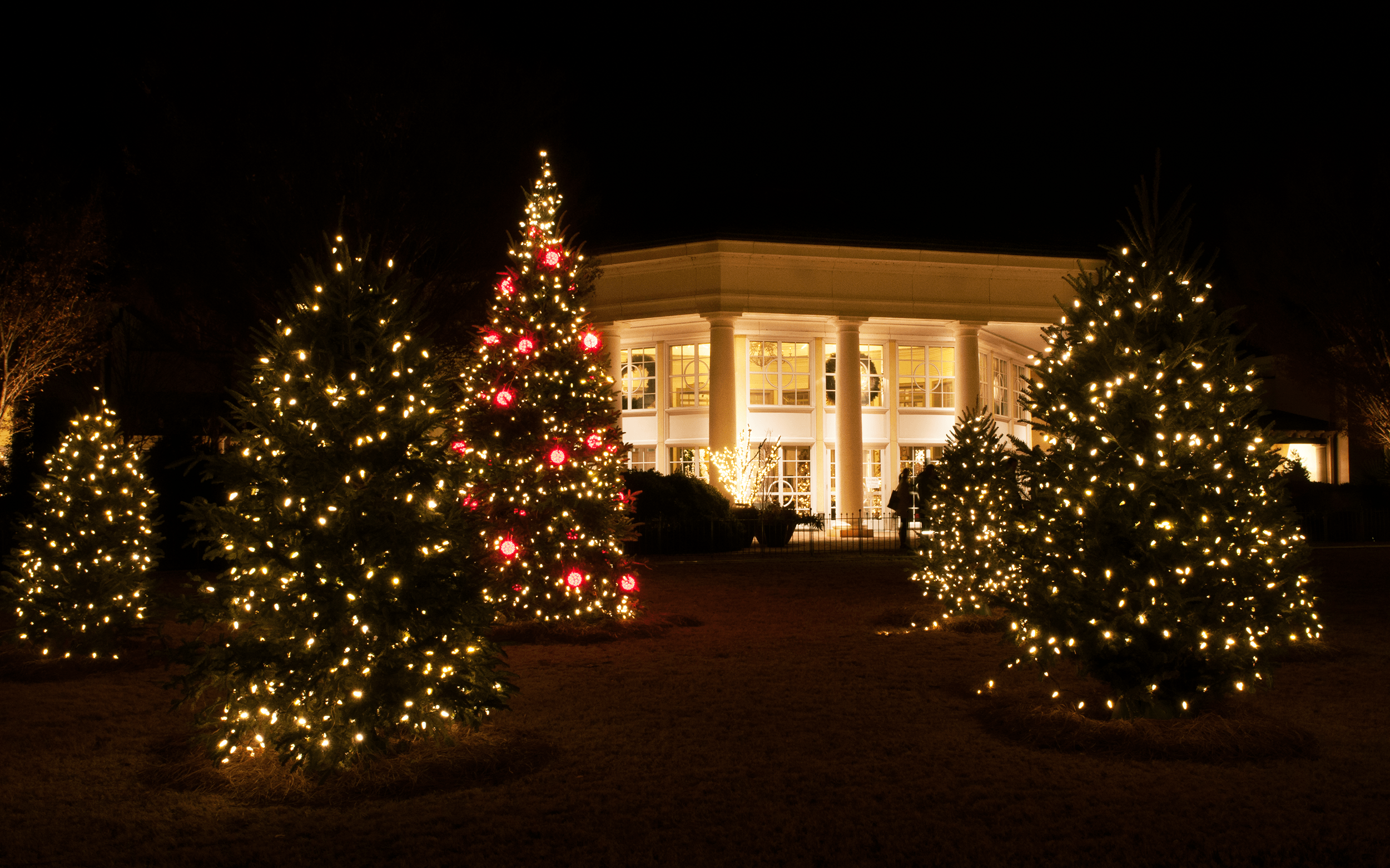 The Visitor Pavilion offers hot beverages and a warm place on a chilly night.