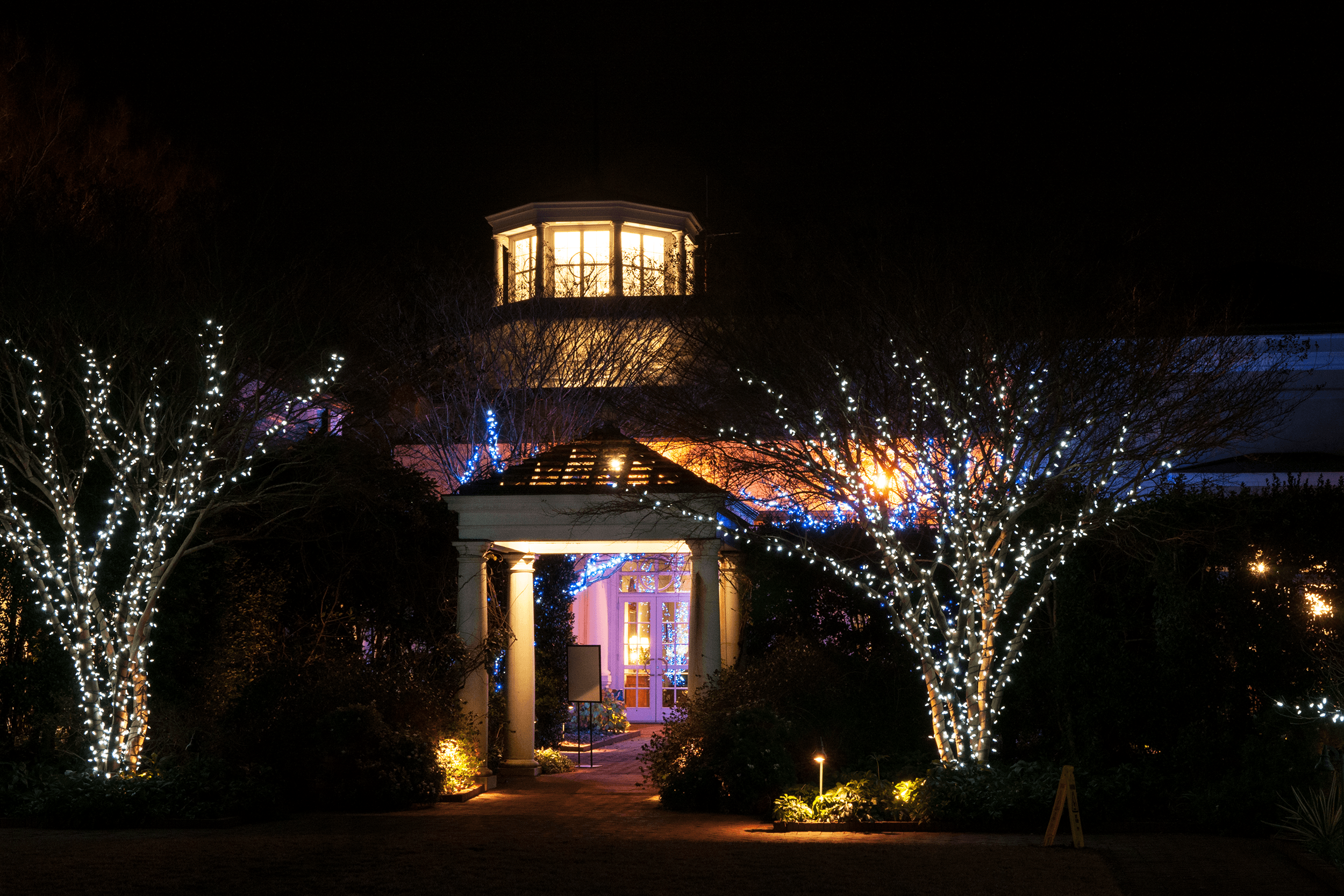 Back in the White Garden walking towards the Visitor Pavilion , a warm and welcoming place, a cup of hot chocolate would be the perfect treat as it is a little chilly outside.