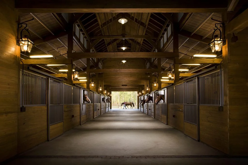 mpb-lifestyle-longfield-stables-main-barn-hall_l