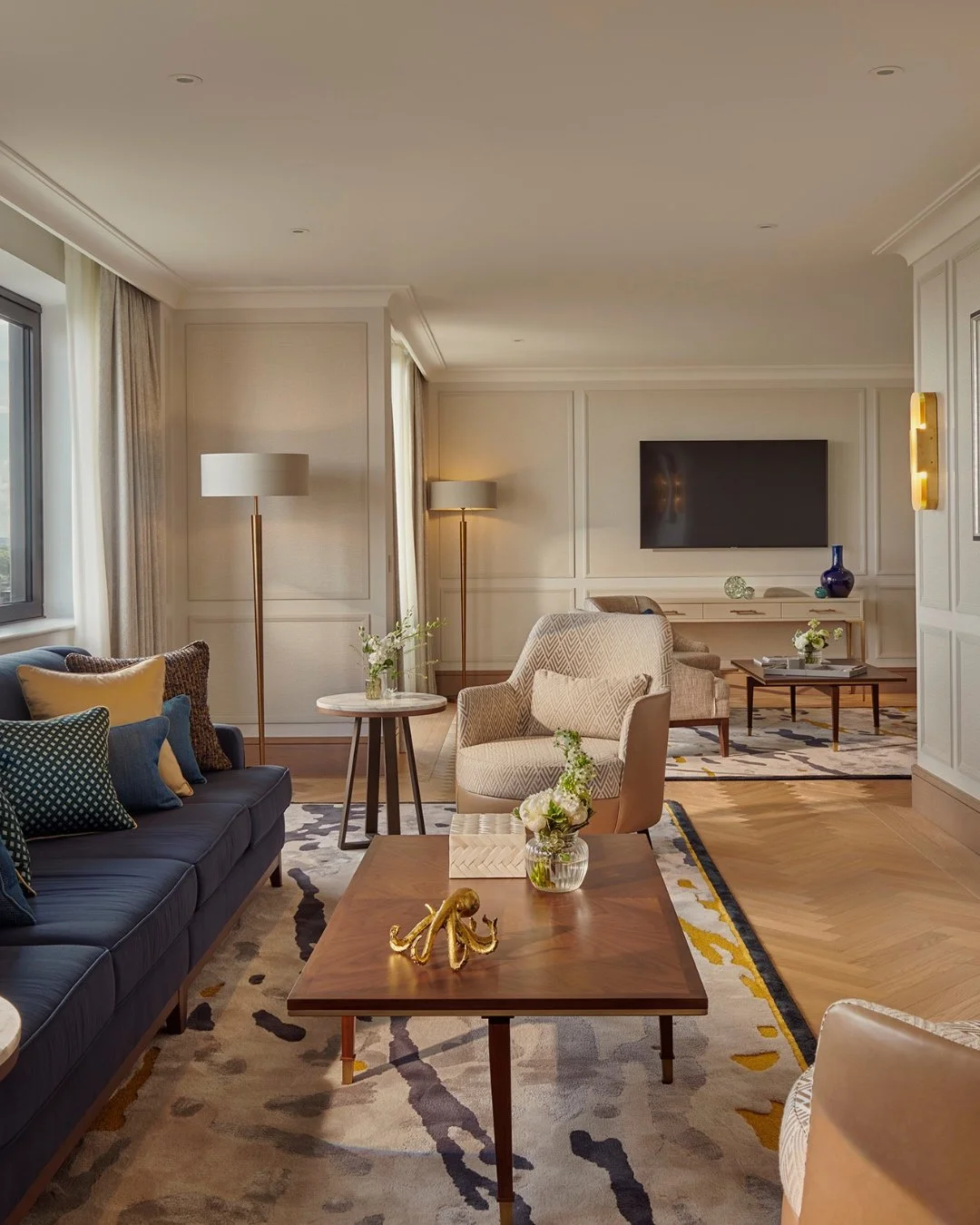 A refined city retreat in the heart of Knightsbridge, @jumeirahcarltontower is where timeless sophistication meets the warmth of a residential escape. Just steps from Harrods, Hyde Park, and Sloane Street, the hotel places you at the very center of L
