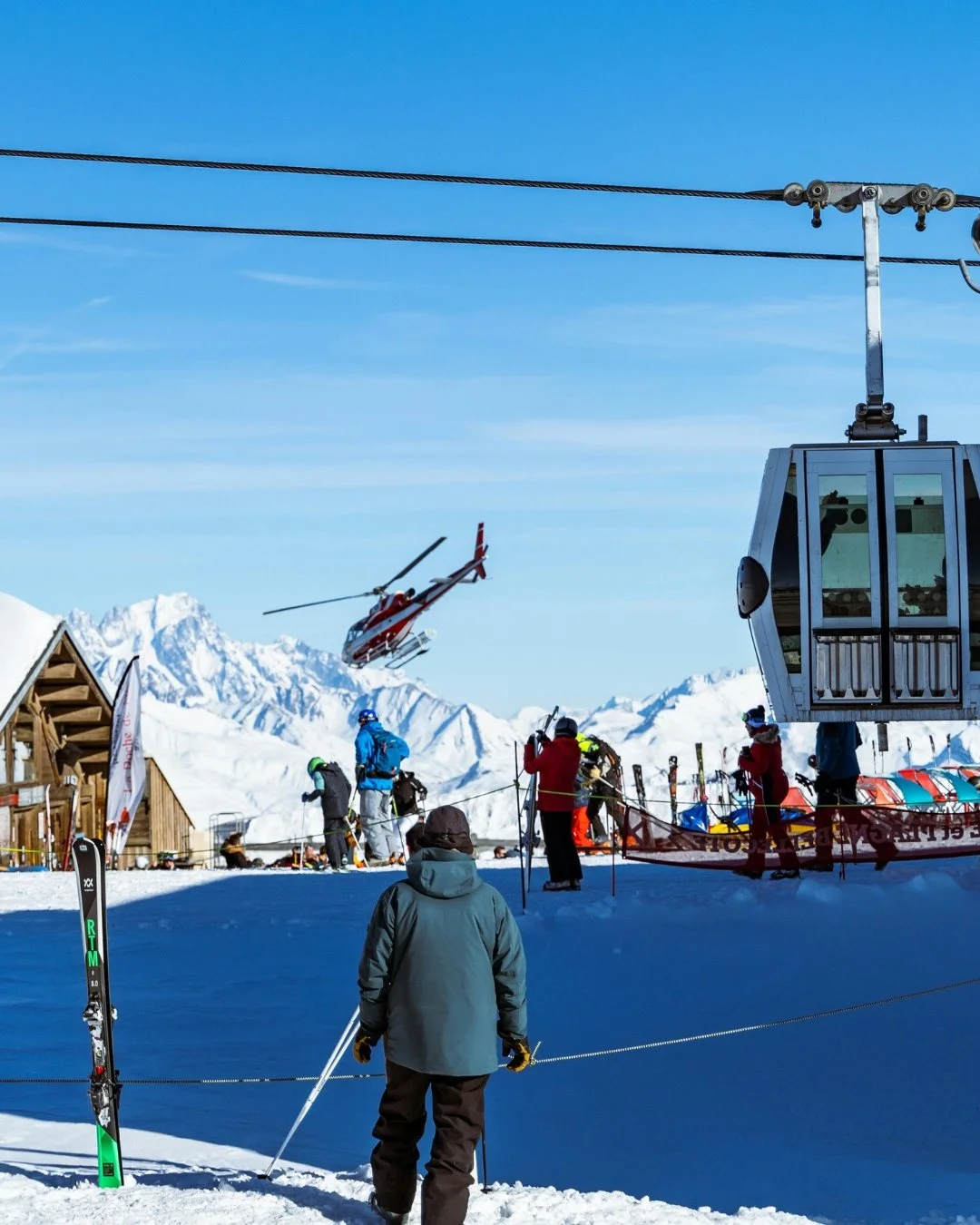 As the new year approaches, it&rsquo;s the perfect time to chase the bucket-list experiences you&rsquo;ve always dreamed of. Here are a few of my favorites: 🌍

Heliskiing ⛷️ - Fly into remote destinations like British Columbia and Argentina to ski p