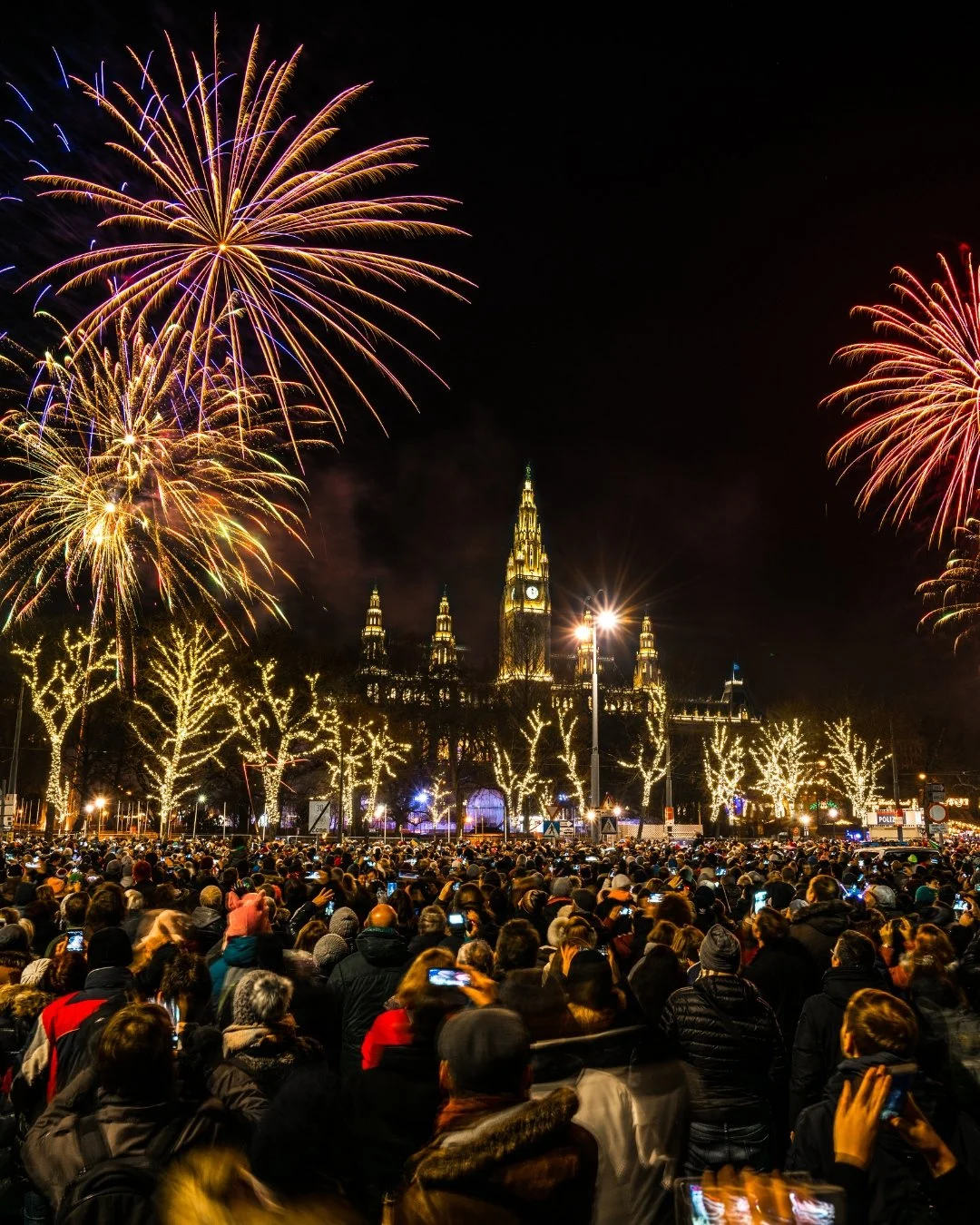 As the clock strikes midnight across the world, I'm loving the magic of ringing in the New Year from every corner of the globe. ✨ From fireworks lighting up Sydney Harbour to champagne toasts in Paris, rooftop celebrations in New York, elegant soir&e