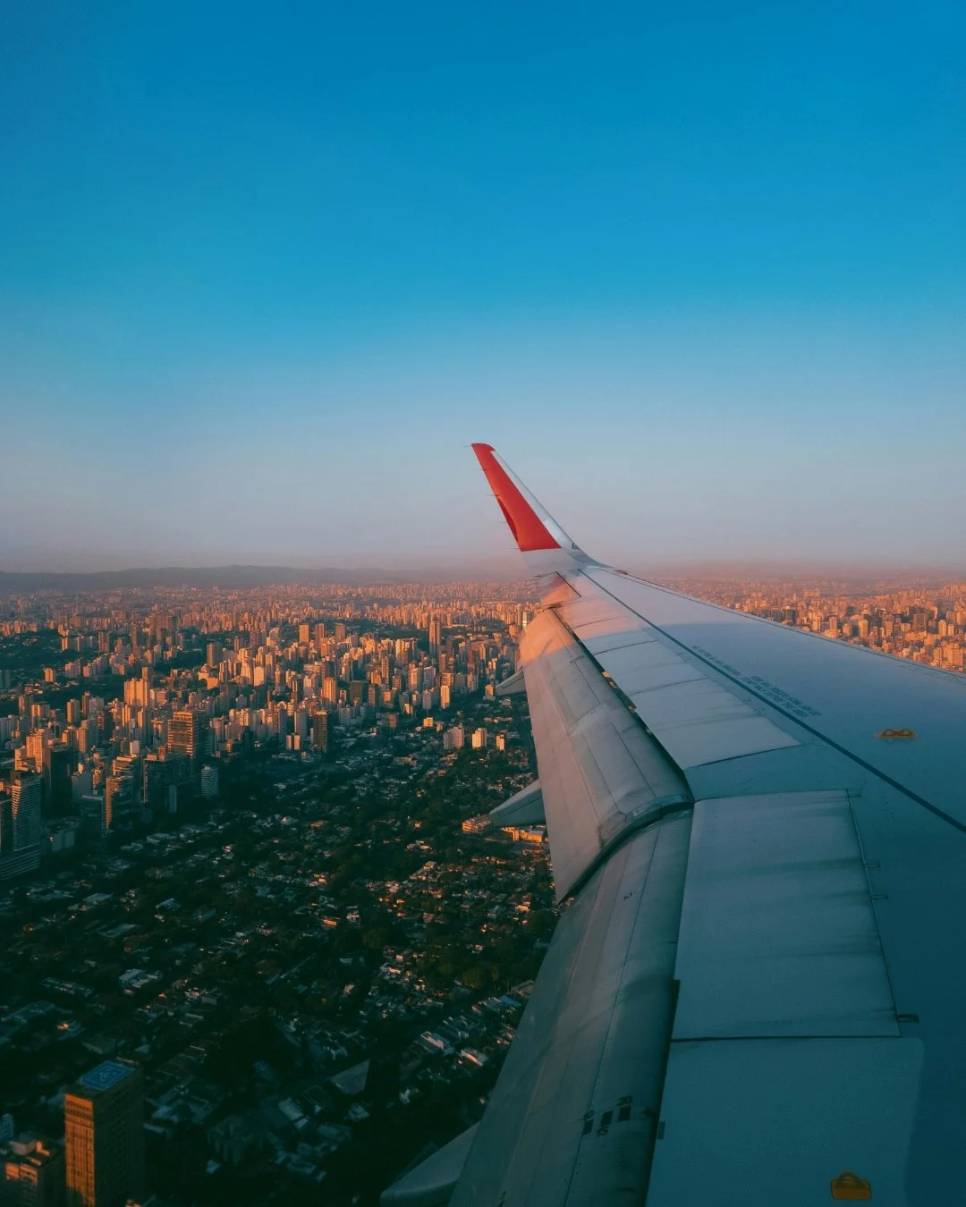 Ever wonder what you should always pack in your carry-on? Here's my foolproof list for easy packing every time...

✈️ A lightweight layer or wrap for when cabin temperatures are unpredictable.

✈️ Noise-canceling headphones for resting, focusing, or 