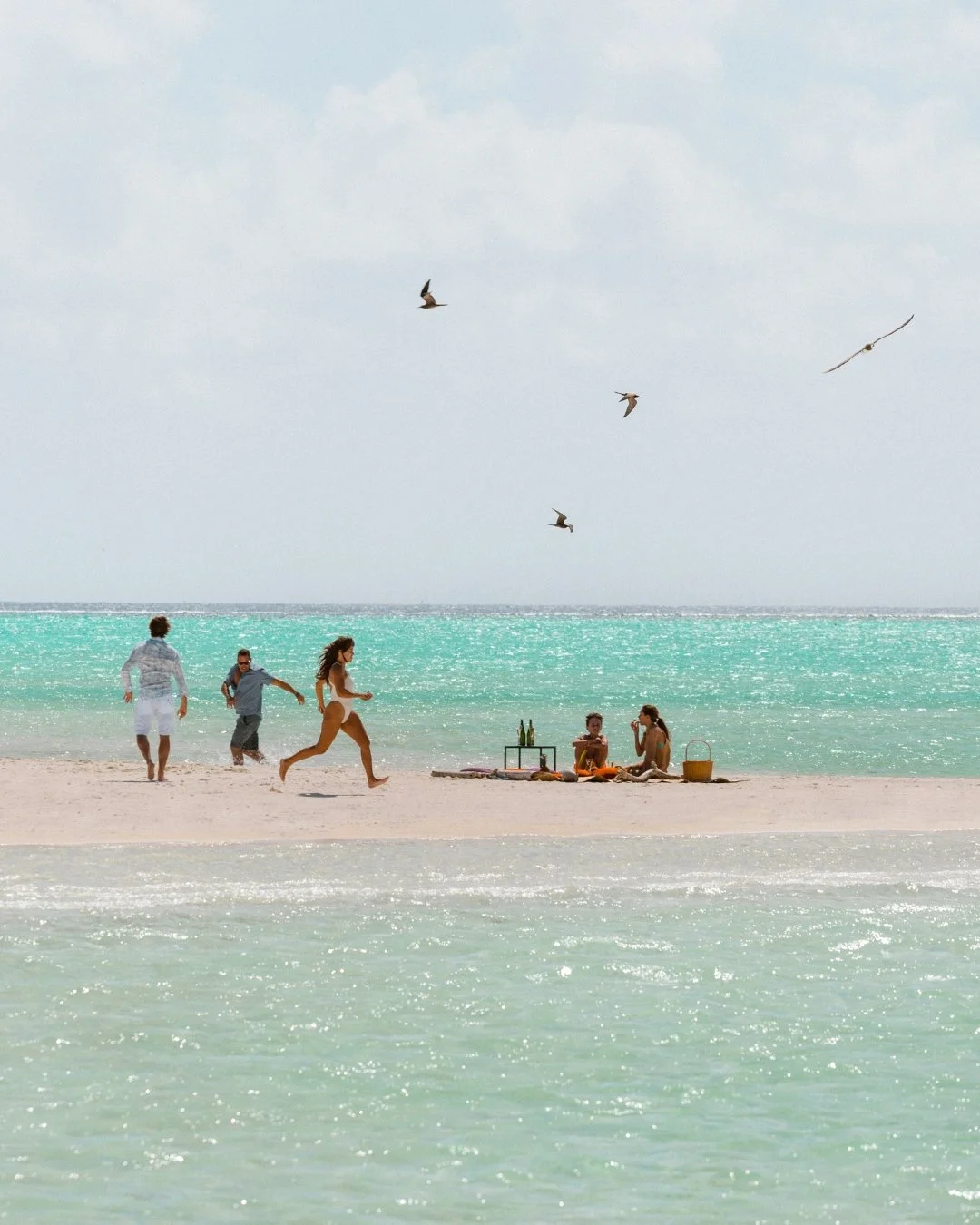 Ever wonder what to pack for a sunny Spring Break, especially when traveling with family? Here's my go-to list for stress-free island days and easy transitions&hellip;

🌴 Lightweight, breathable clothing like linen and cotton that can move seamlessl