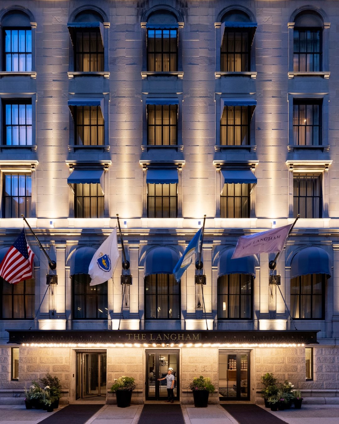 Nothing says take a long weekend getaway like summer sun. Last year, @langhamhotels celebrated 160 years of legendary hospitality, and these four properties are at the top of my list. 🌿

🏙️ @langhamchicago is perfectly located on the city's gorgeou