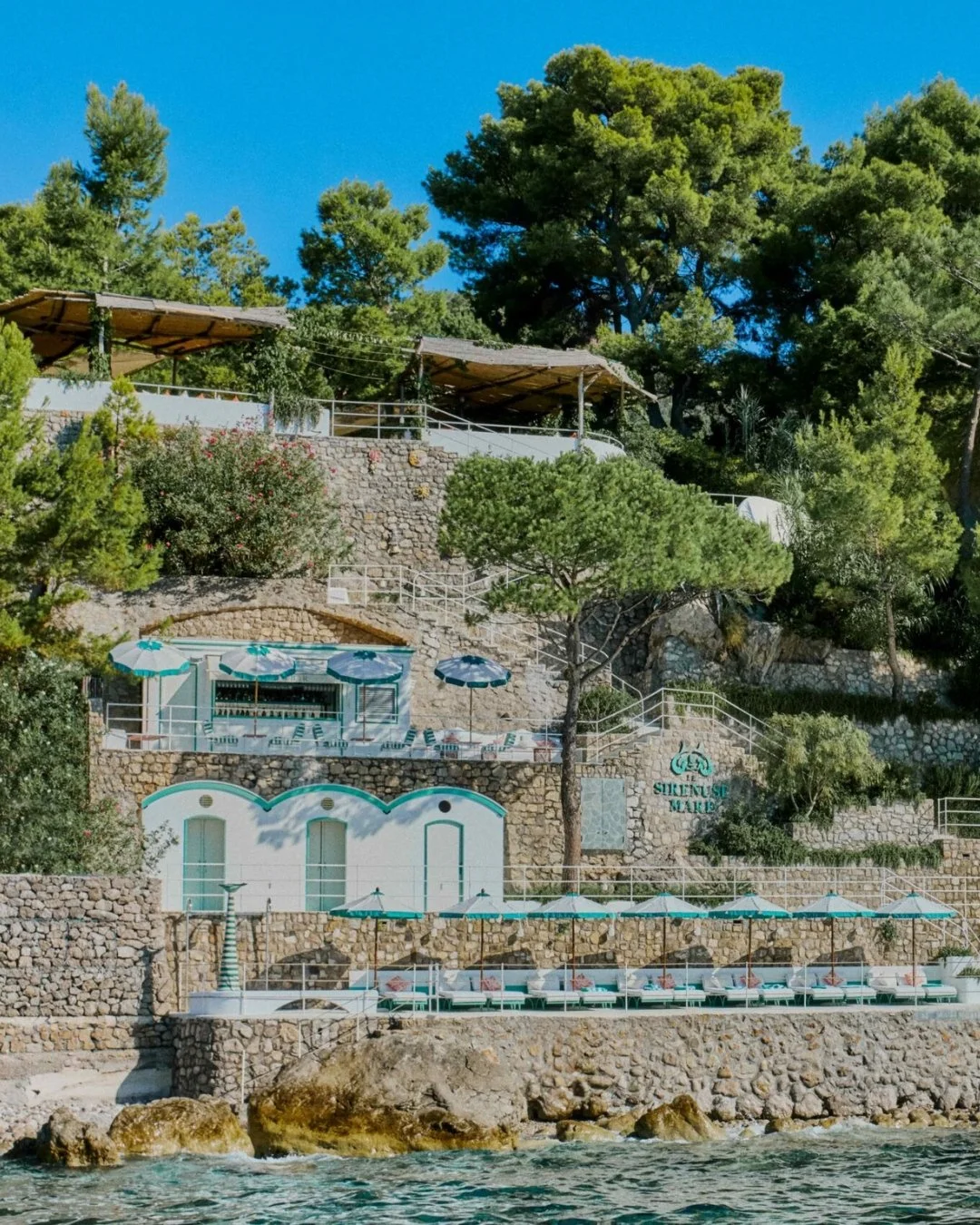 If there's one thing I'll never stop raving about, it's the beach clubs of the Amalfi Coast and Capri. 🌊🍋 There is truly nothing like them anywhere else in the world, and this season, the lineup is better than ever.

Le Sirenuse al Mare is the newe