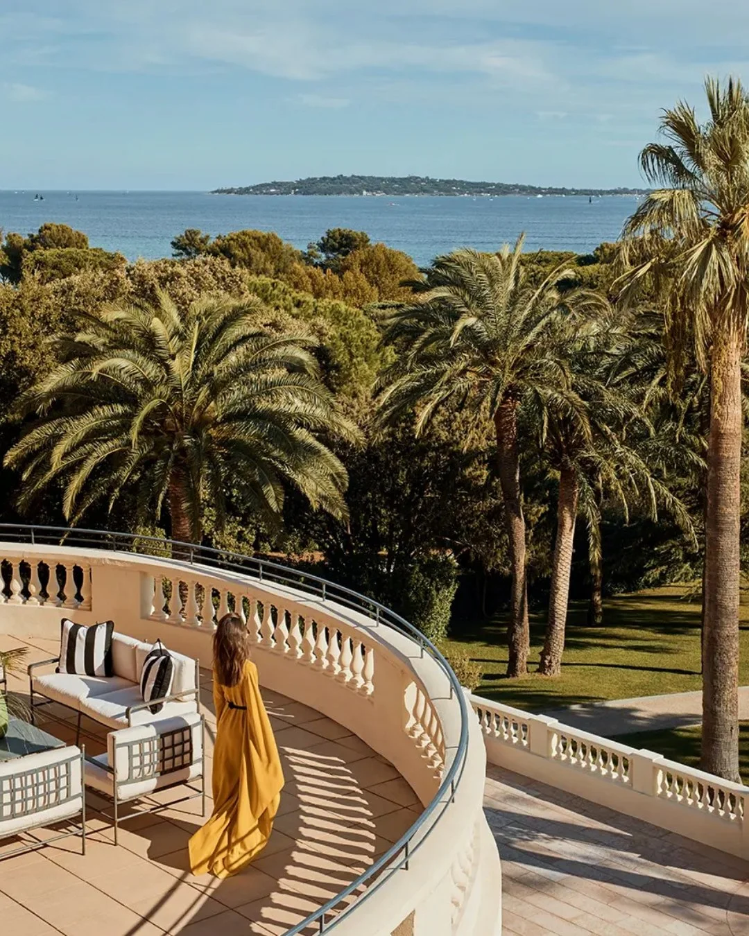 If you're looking for a Riviera escape defined by privacy and timeless elegance, @comolebeauvallon is the place for you. ✨

Recently opened in April, on the storied shores of the Gulf of Saint-Tropez, this Belle &Eacute;poque grande dame once welcome