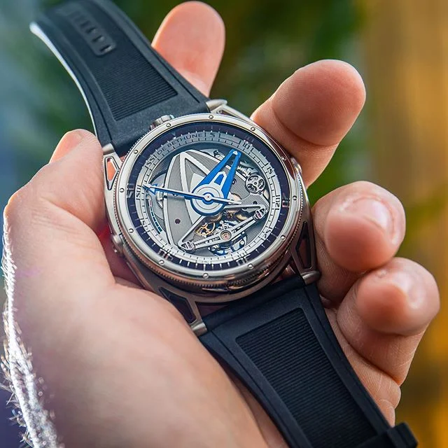 Hands on the @de_bethune DB28 GS Grand Bleu. What a beauty 🥰
⠀⠀⠀⠀⠀⠀⠀⠀⠀
#debethune #db28 #gs #grandsport #grabdbleu #sportschic #sportswatch #wristi #horology #wristwatch #watchmaking #watchphotography #dailywatch #horologynut_debethune