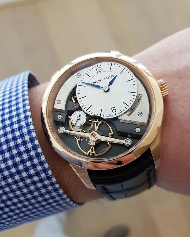 In a former life I used to wear shirts and suits!
⠀⠀⠀⠀⠀⠀⠀⠀⠀
Signature 1 from @greubel.forsey created by watchmaker Didier Cretin. Limited to 11 pieces in red gold.
Swipe 👈🏼 to see it in action ⠀⠀⠀⠀⠀⠀⠀⠀⠀
#greubelforsey #horologynut_greubelforsey #si