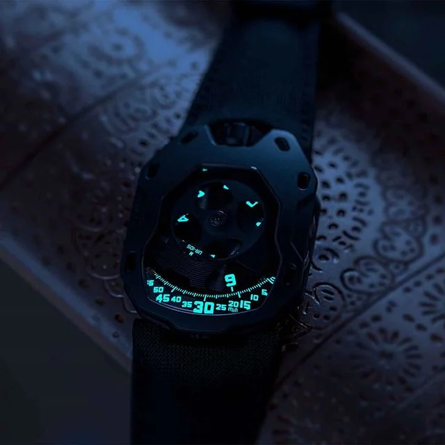 Swipe left <<
To turn on the lights 💡
@urwerkgeneve UR-105 M Dark Knight just added to the URWERK Pre-Owned website.