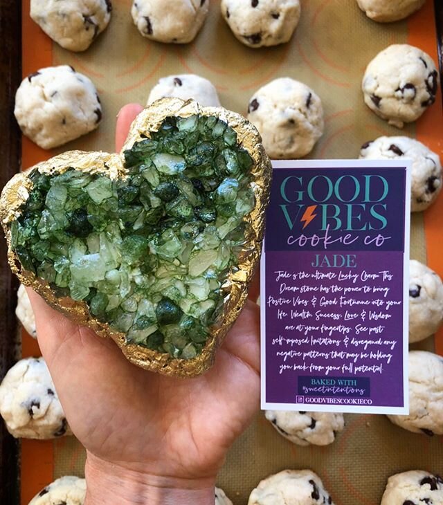 live simply. love generously. learn constantly. #openyourheart 🍪💚 Jade Crystal Cookie heART for Luck + Abundance... I&rsquo;m thinking I need to add Jade to the website, what do you think? 🤔✨✨✨✨✨
#goodvibescookieco #bakedwithsweetintentions #jade 