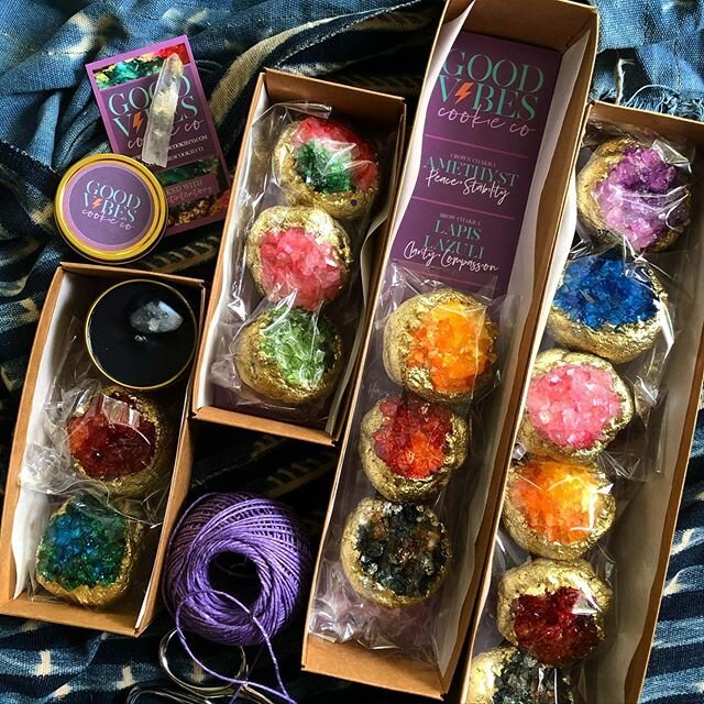 the people who make you question who you are were sent to help you reaffirm who you are ✨ @youareluminous 
#aligned #goodvibescookieco #bakedwithsweetintentions #connected #chakrahealing #getstoned #foodart #heartist #giftsthatinspire #chakrastones #
