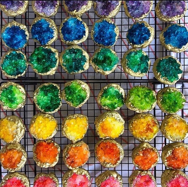 Be Bold ... the World Is Waiting ❤️🧡💛💚💙💜 #pridemonth2020 #goodvibescookieco #bakedwithlove #bakedwithsweetintentions #eattherainbow #bebold #crystalshop #crystallove #cookiesofig #getstoned