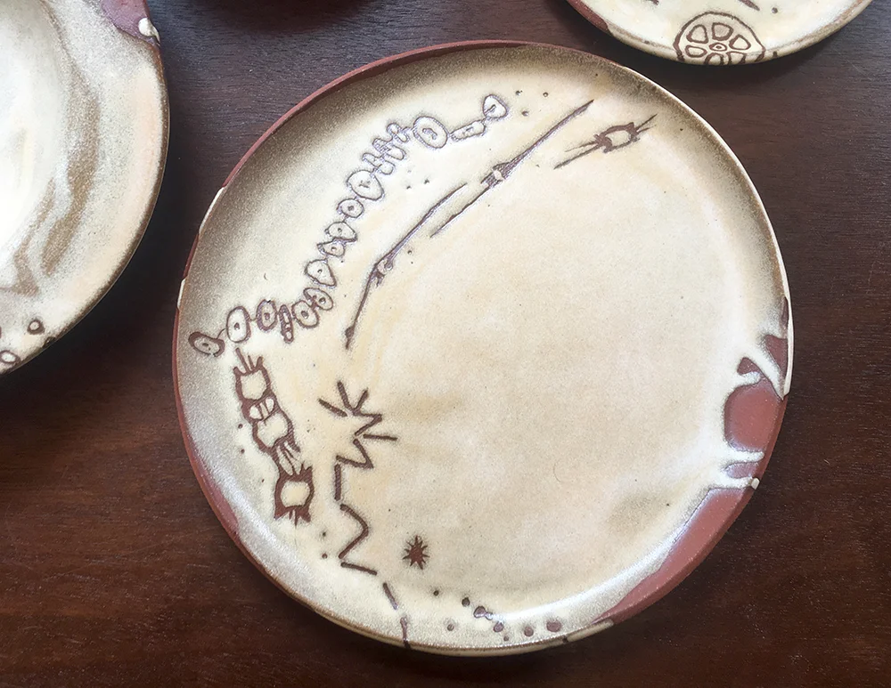 Dinner plate in créme brûlée on red clay