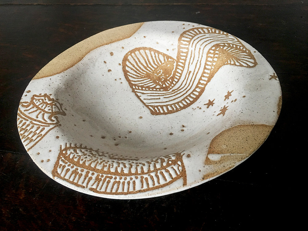  Low bowl with diatoms in white on speckled clay 