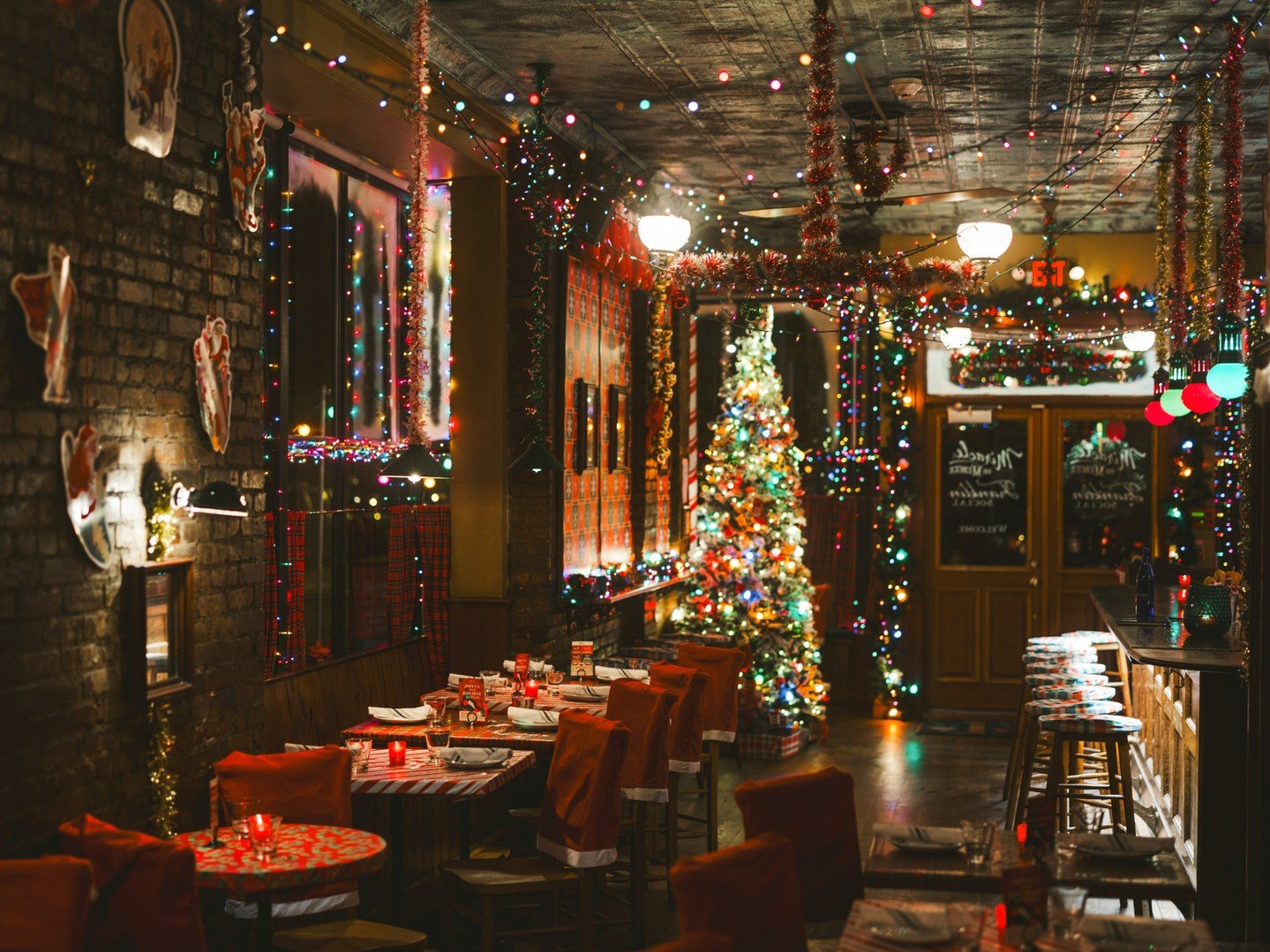 If every Monday looked like this, we&rsquo;d never complain again.
Pull up a chair, warm up under the lights, and start the week off with peak coziness. 🎄✨

#MiraclePartner #MiraclePopUp #MiracleOnMercer