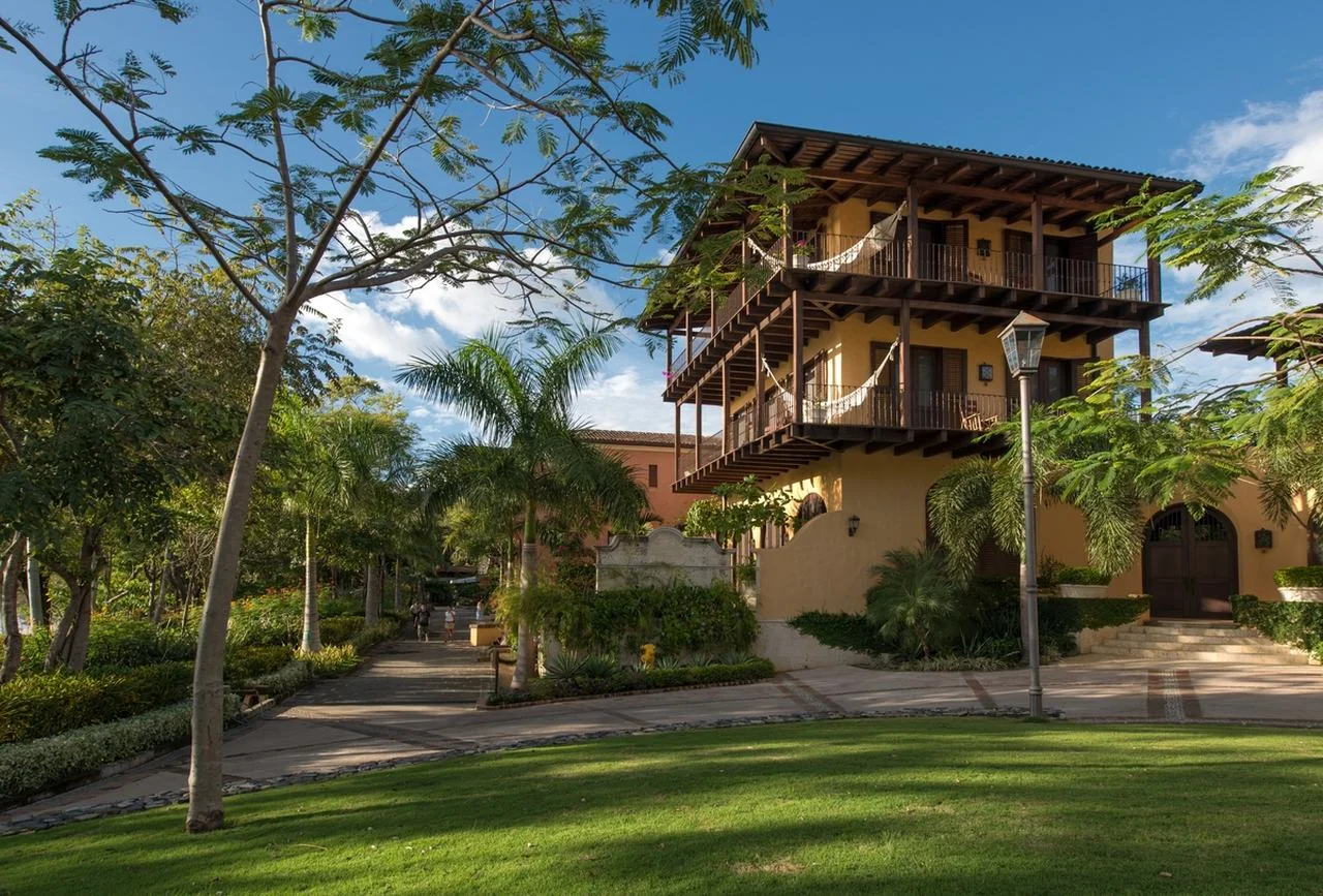 Casa Tom Mansion 2 Side View