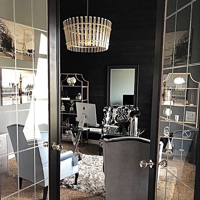 ✨OFFICE GLAM✨ 💛🖤
This gorgeous home office designed by @dreaming_with_dawson will make anyone want to work all day😍
.
💡Sauterne Pendant by @corbettlighting ~Inspired by the wine crafting region of Bordeaux France. Each piece of handmade Venetian 