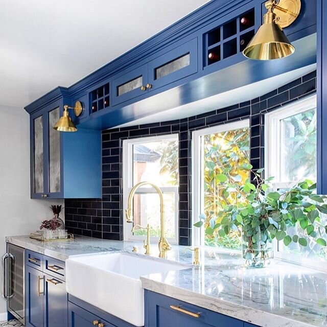 ⁣Living for this navy kitchen💙 ⠀⠀
The Garden City sconce adds a vintage industrial touch to this gorgeous space ⠀#chefskiss 👌⠀ ⠀⠀
💡 @hudsonvalleylighting⠀⠀
✏ @anneraedesign⠀⠀
⠀⠀
⠀⠀
Shannon Payne Agencies represents @hudsonvalleylighting providing 