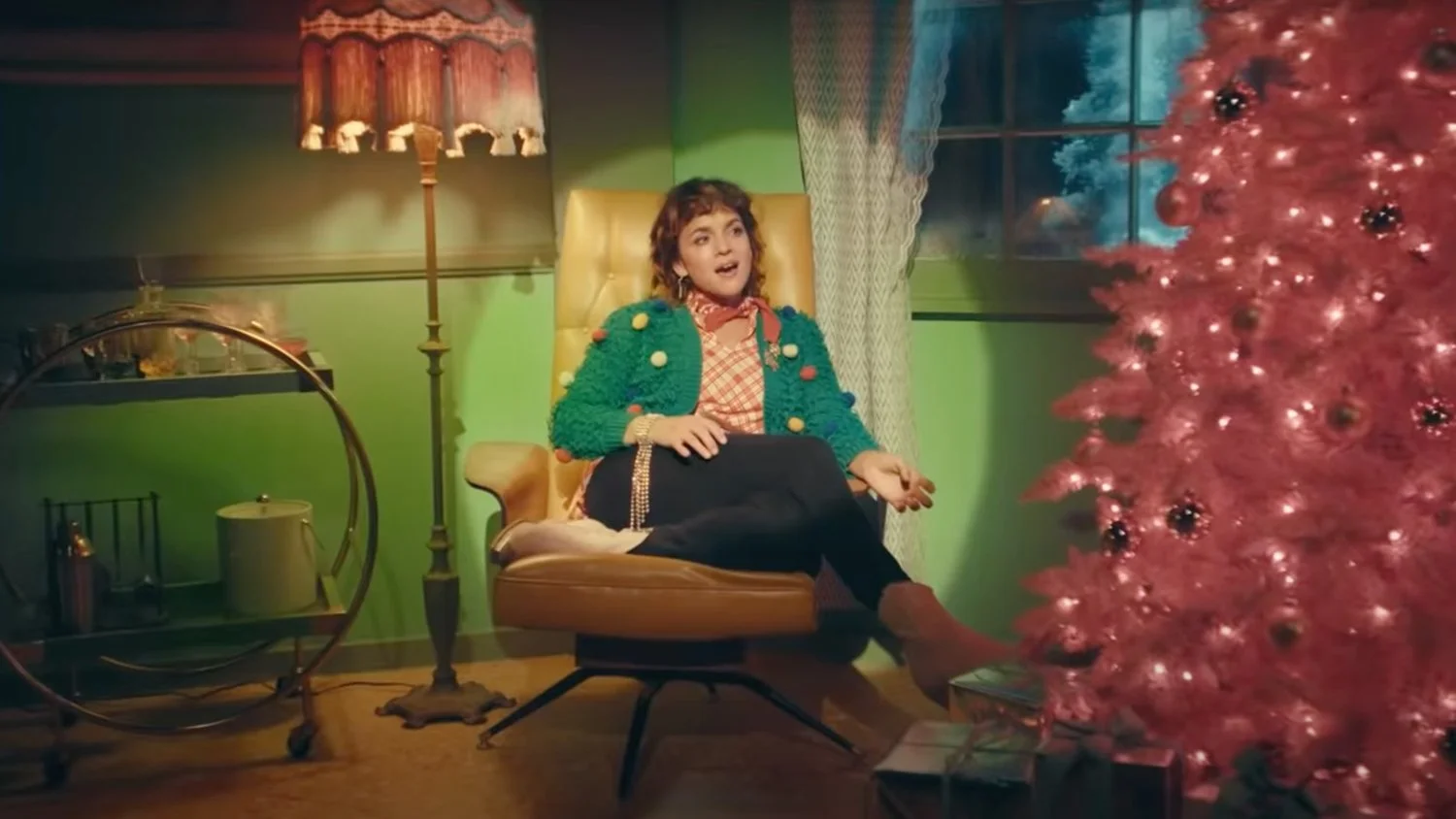 Norah Jones 'I Dream of Christmas' - Set Decoration