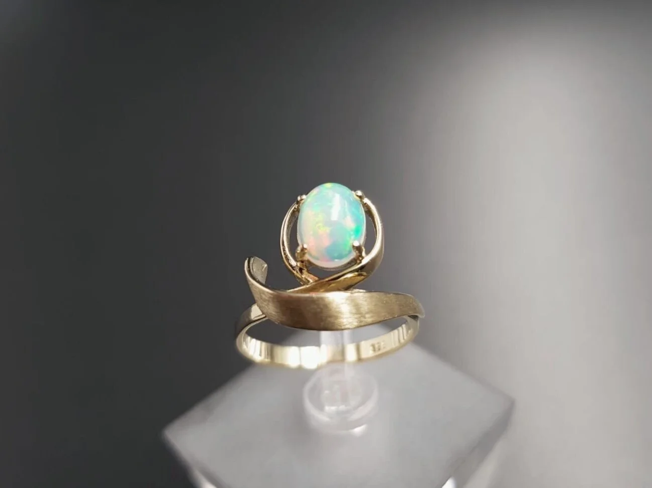 Damenring 585 Gelbgold mit einem Opal
