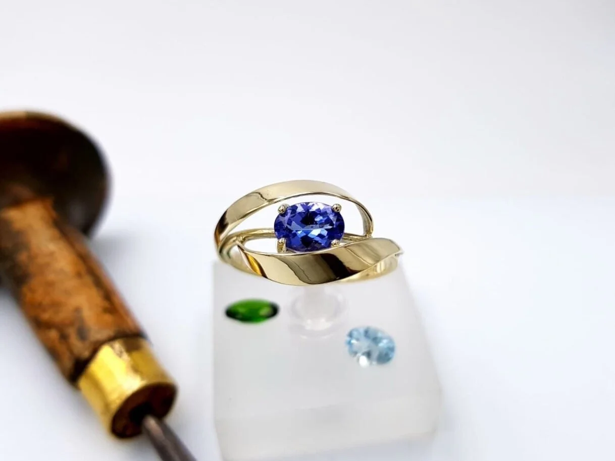 Damenring 585 Gelbgold mit einem Tansanit