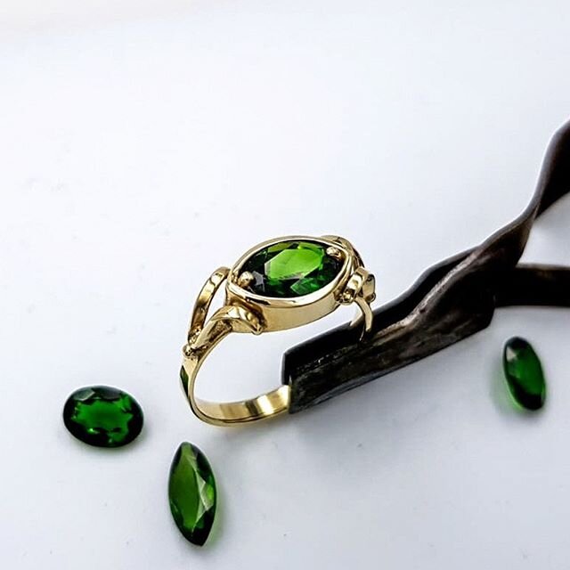 Ein Kostbare Ring 💍 ist aus 585/- Gelbgold, mit einem herrlich intensiv gr&uuml;nen Chromdiopsid 💚 aus meiner Werkstatt ⚒