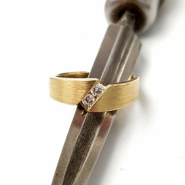 Massiv geschmiedeter Brillantring 💍 aus 585/- Gelbgold mit zwei Brillanten 💎