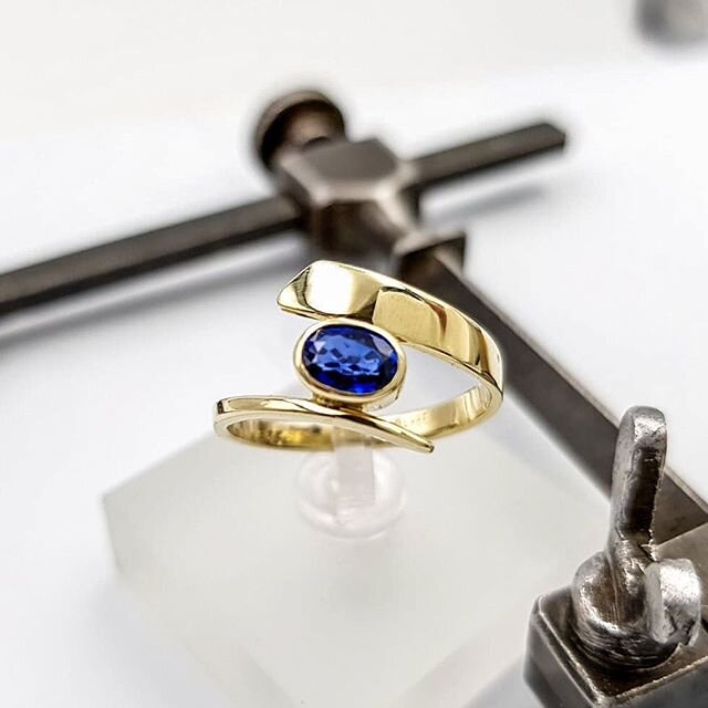 Ring 💍 aus 585/- Gelbgold mit einem mitternachtsblauem Saphir 💙 aus meiner Werkstatt ⚒