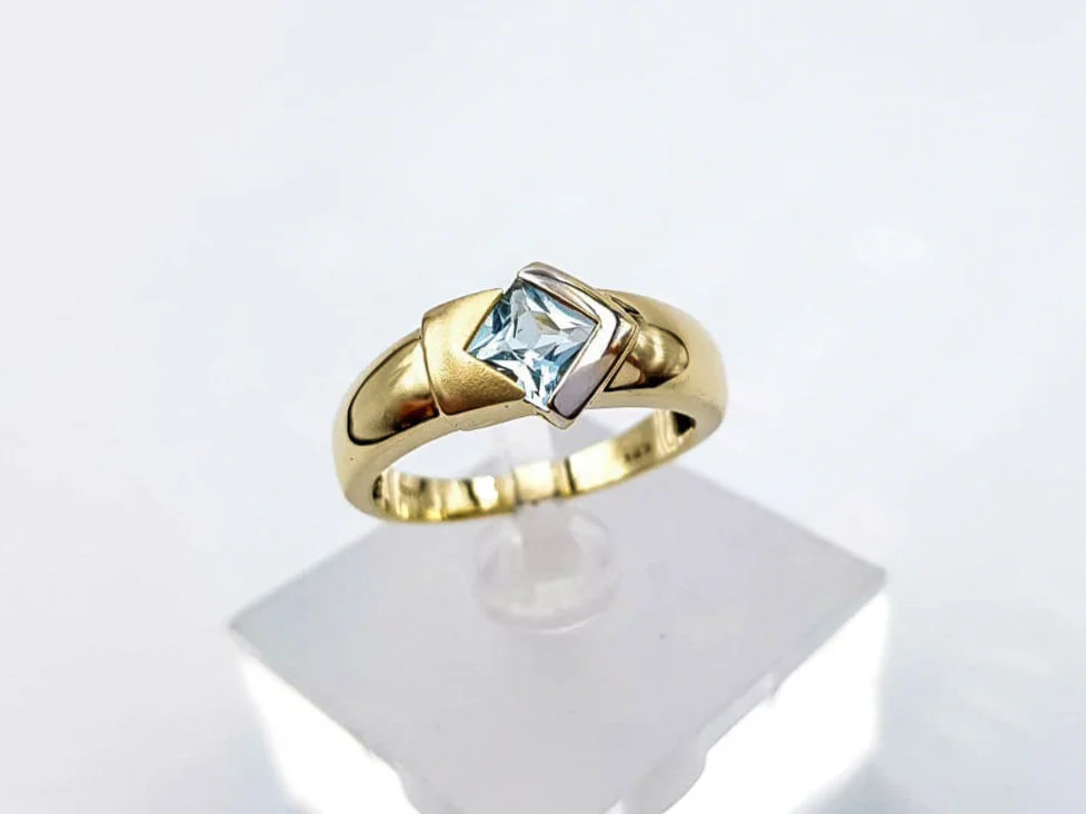 Damenring 585 Gelbgold mit einem blauen Topas