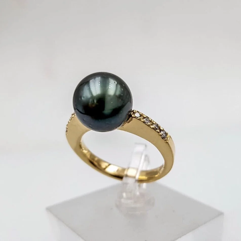 Damenring 585 Gelbgold mit einer Tahiti Zuchtperle und 8 Brillanten