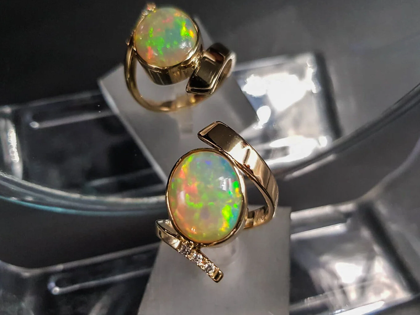 Damenring 585 Gelbgold mit einem Opal und drei Brillanten