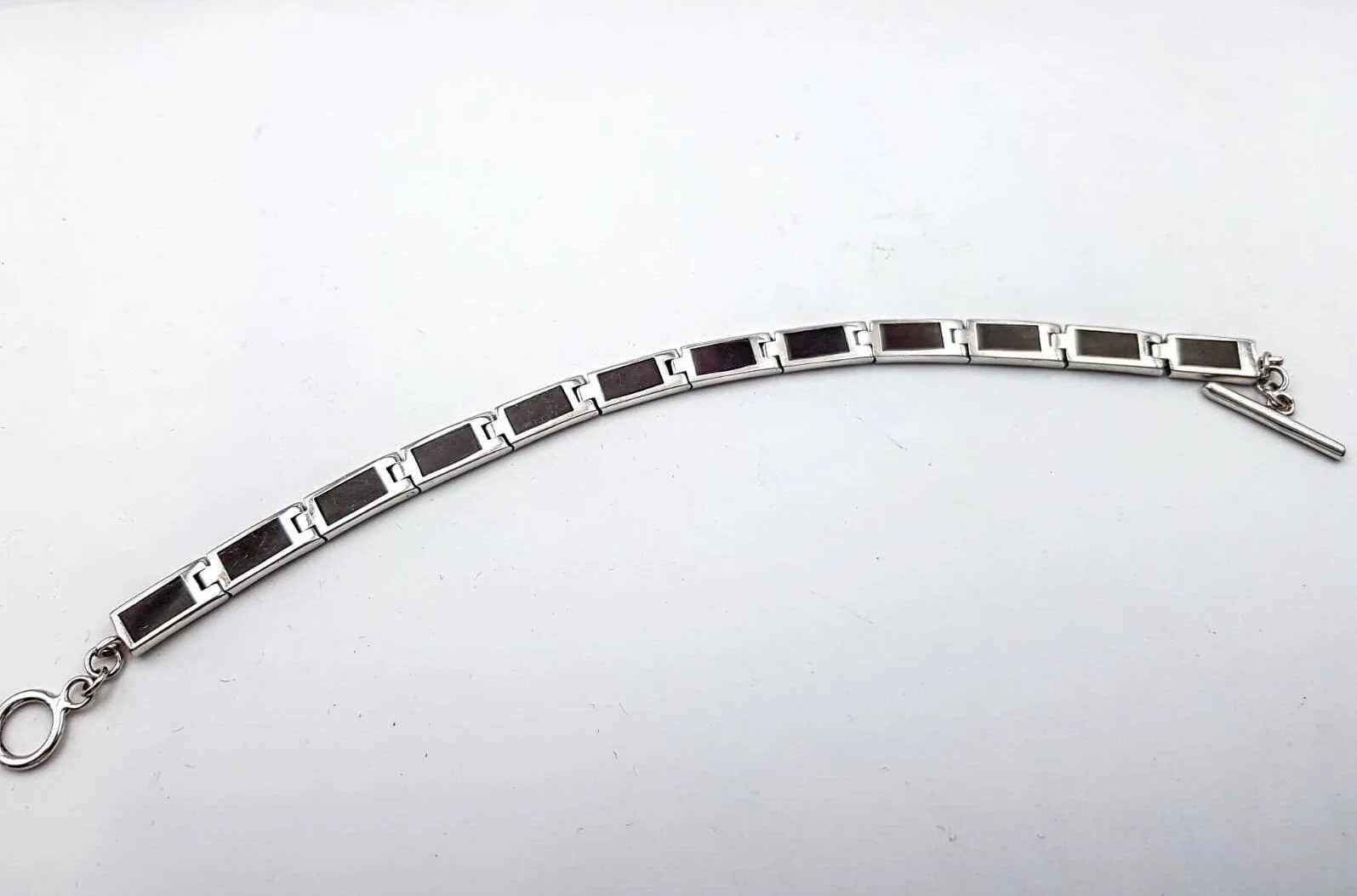 Armband aus 925/- Silber mit schwarzen Applikationen