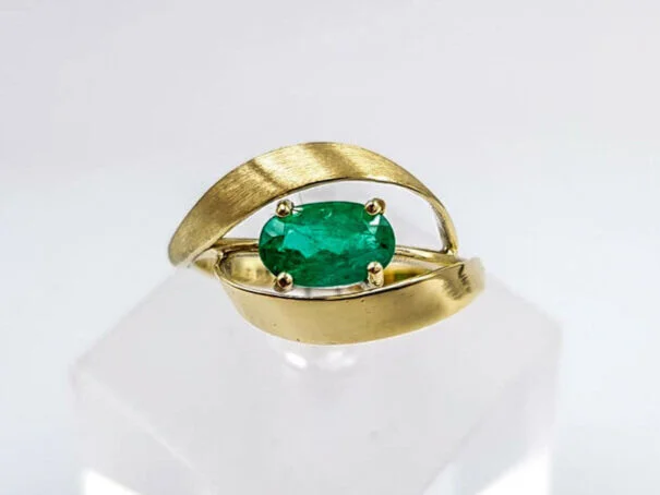 Damenring aus 585 Gelbgold mit einem Smaragd