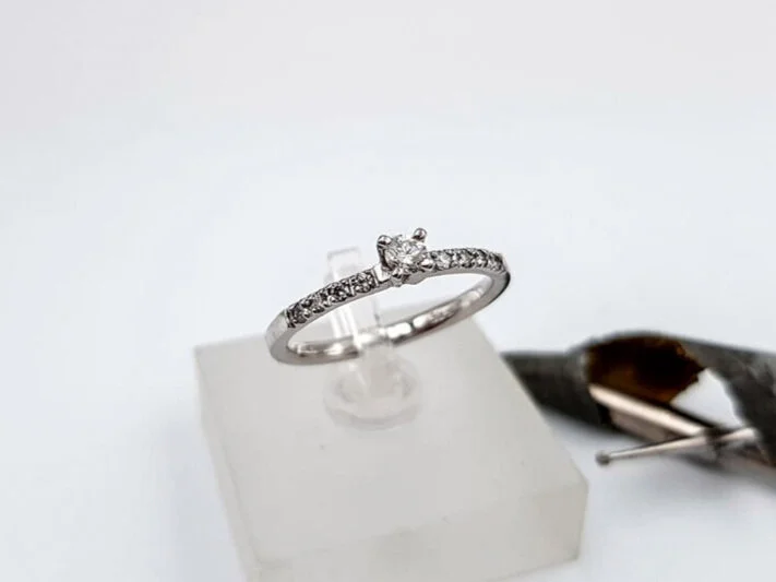 Damenring aus 585 Weißgold mit neun Brillanten