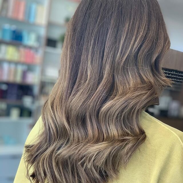Another ISO transformation by Lucy using the NEW L&rsquo;Oreal Glow!This amazing new technology is perfect for for that grown out baliage. Gives new life to old color. Perfect for a softer autumn /winter look. 👌💜