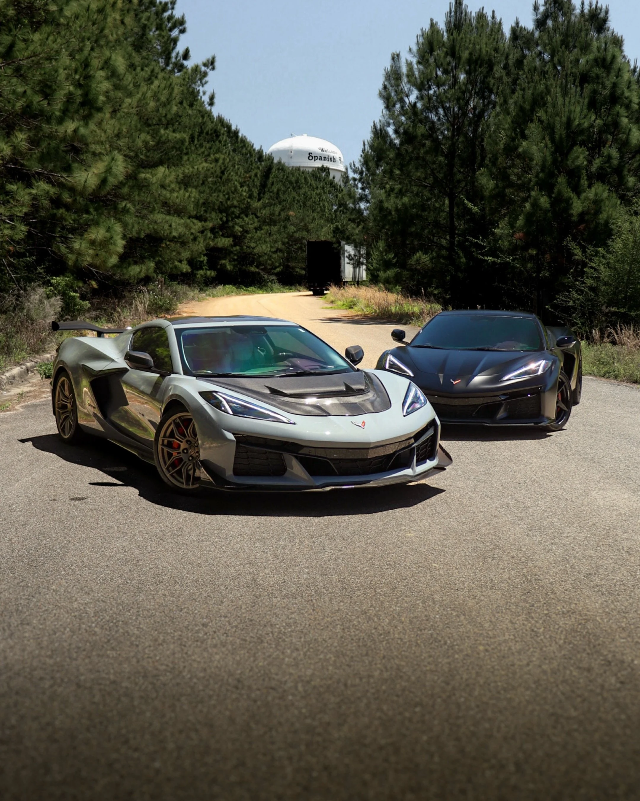 A couple C8s equipped with Soler Performance products.🔧
Z06 or Eray?😏
📸: @urbanautomedia

#solerperformance #corvette #eray #z06 #c8corvette
