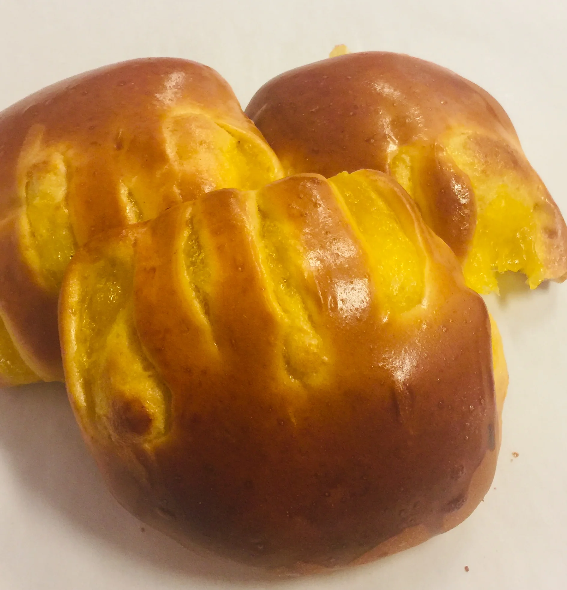 Manitas de piña (Pineapple filled hands)