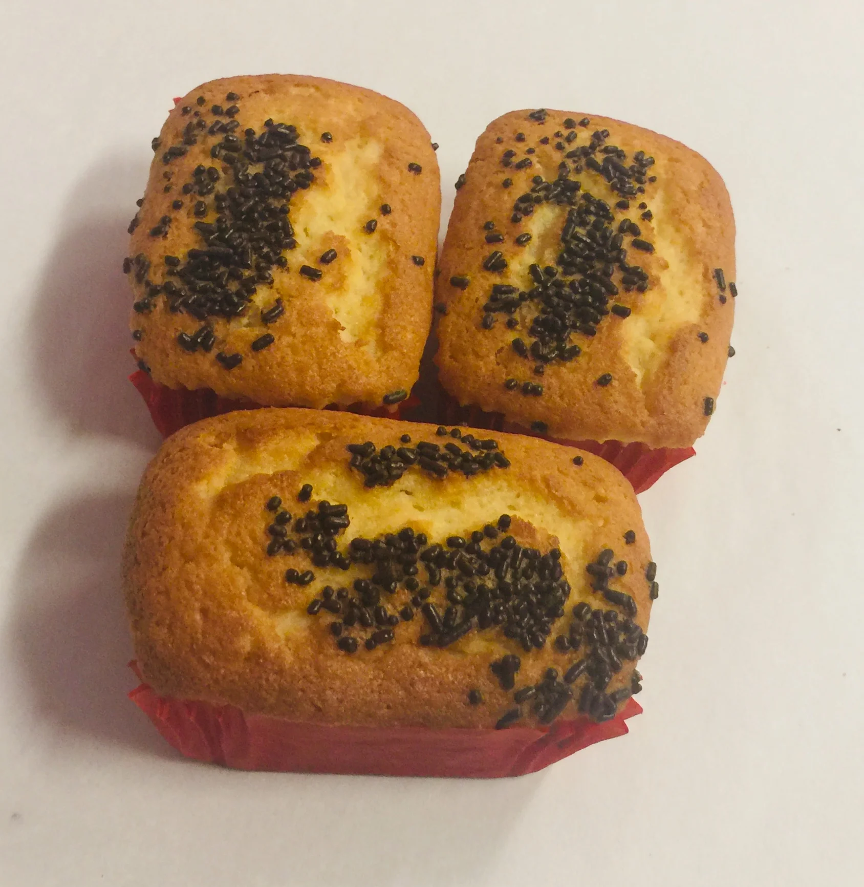 Mantecadas con grajea de chocolate (vanilla cupcake with chocolate sprinkles)