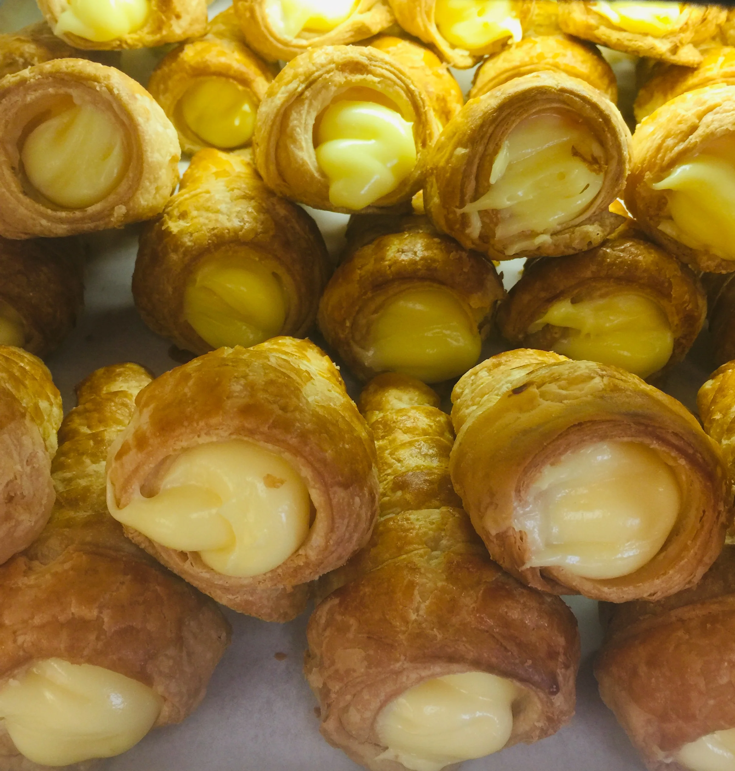 Barquillos de Crema Bavaria ( Puff pastry cones with Bavarian Cream)